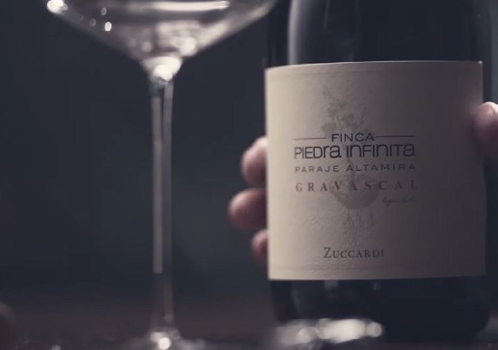 Enquanto isso, o Finca Piedra Infinita Supercal 2021, da Zuccardi, é produzido em Altamira, a aproximadamente 1.100 metros acima do nível do mar. 