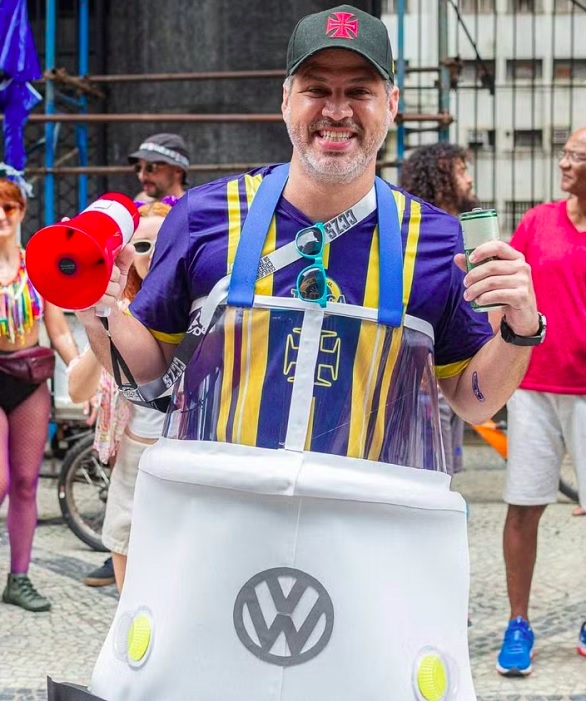 “Eu sempre gostei de fantasias que fogem do óbvio. Prefiro coisas que estão no inconsciente coletivo, mas que ninguém espera ver no carnaval”, contou o folião.