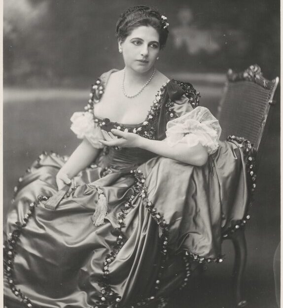 Margaretha Geertruida Zelle — seu nome verdadeiro — foi acusada de ser uma espiã dupla, trabalhando tanto para a Alemanha quanto para a França durante a Primeira Guerra Mundial. Mata Hari se tornou célebre em Paris na década de 1900 por suas performances de dança exótica, que eram frequentemente inspiradas em temas orientais e envolviam trajes reveladores.
