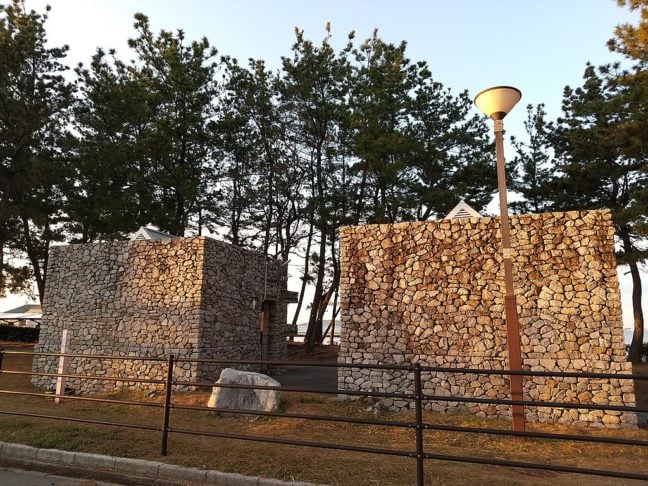 O local tem uma praia artificial, além de restaurantes e espaços para atividades esportivas, sendo um ponto de lazer muito popular na região.