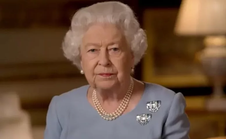 Dados dos arquivos dos serviços secretos britânicos revelaram que a rainha Elizabeth II só foi informada da presença de um espião soviético entre seus colaboradores nove anos após a descoberta.  O agente Anthony Blunt era responsável pela supervisão da Coleção Real de Arte. 
