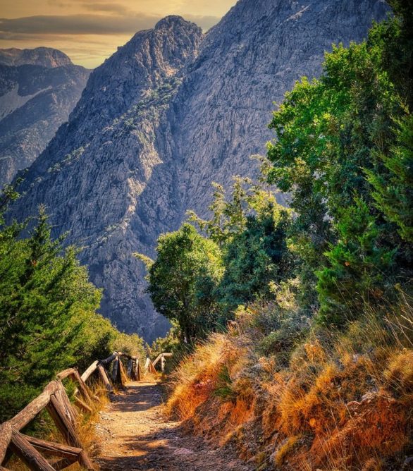 Quem estiver disposto a caminhar bastante (cerca de 6 a 8 horas, dependendo do seu ritmo) pode seguir uma trilha que passa pelas paredes do desfiladeiro, que chegam a quase 300 metros de altura! No final, é servida uma refeição em uma taverna com vista para o Mar Mediterrâneo.