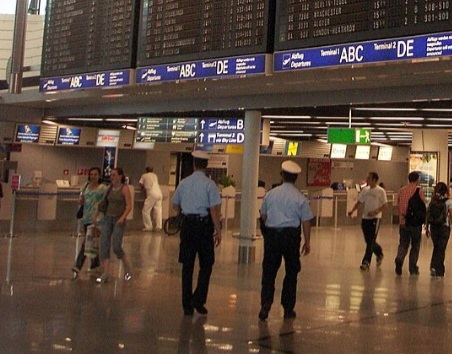 A apresentação de um visto incorreto na chegada ao aeroporto pode resultar em detenção em certos países. 
