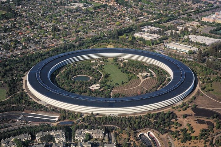 Sua sede, o Apple Park, em Cupertino, Califórnia, é um edifício futurista em forma de anel, símbolo da inovação da empresa.