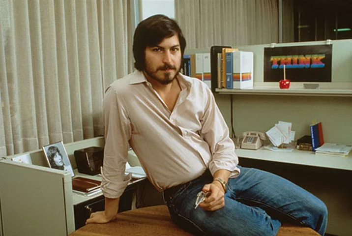 Conflitos internos e a saída de Steve Jobs em 1985 levaram a empresa a um período de declínio, com produtos menos impactantes e perda de participação no mercado.