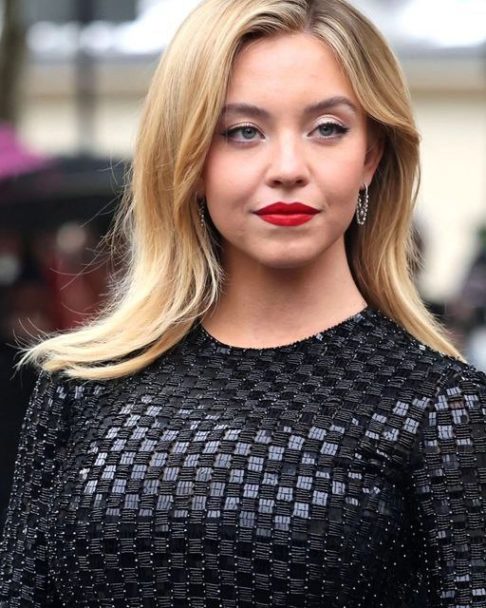 Sydney Sweeney: A atriz começou a aparecer para Hollywood em 2018, ao atuar nas séries “O Conto de Aia” e Objetos Cortantes. Em 2019, esteve no filme “Era Uma Vez em… Hollywood”, do diretor Quentin Tarantino.