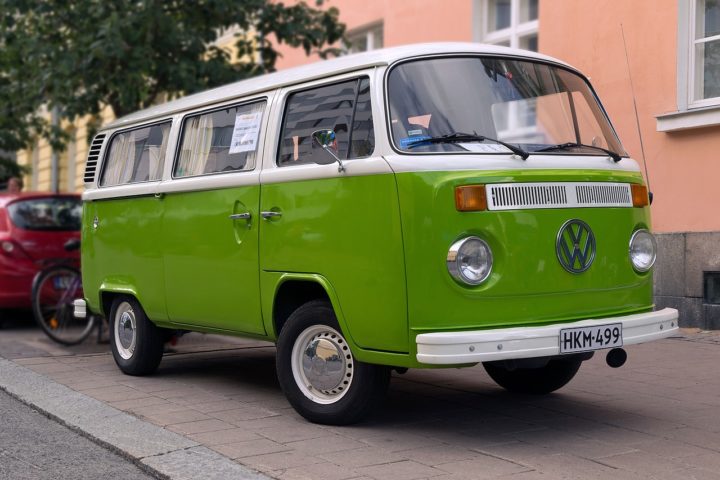 Ao longo das décadas, a Kombi passou por poucas mudanças em termos de design, mantendo sua essência original.