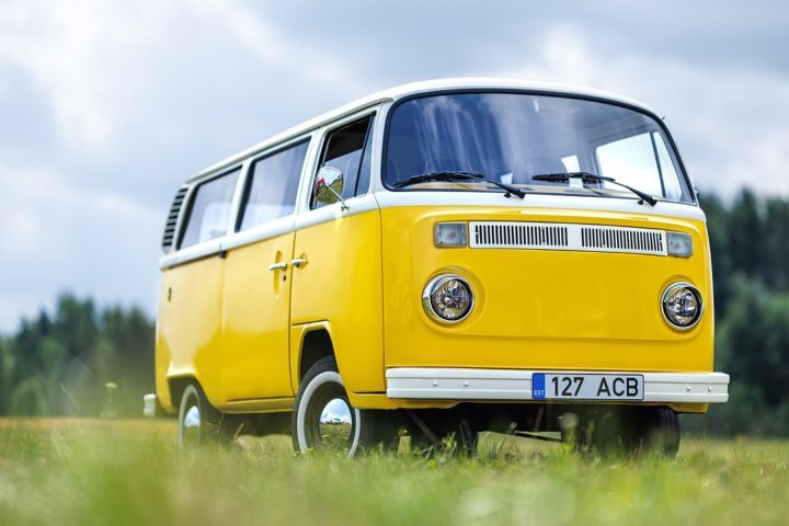 Além de ter virado símbolo de uma fantasia de Carnaval, a Kombi tem um lugar especial no coração dos brasileiros. Conheça a história deste veículo tão amado!