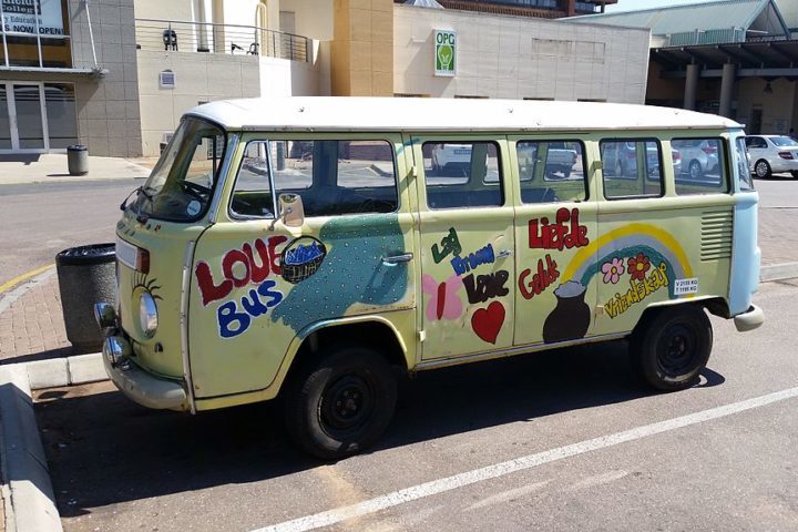 Durante décadas, a Kombi foi uma opção acessível para muitas famílias e pequenos empresários, o que contribuiu para ampliar sua circulação e fama.