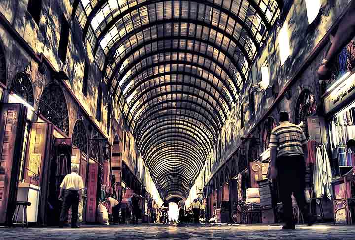 A economia de Damasco baseia-se em produtos alimentícios, vestuário e material impresso. A cidade possui uma tradição artesanal importante, produzindo têxteis, sedas, artigos de couro, filigrana de ouro, objetos em prata e artigos em cobre e latão.