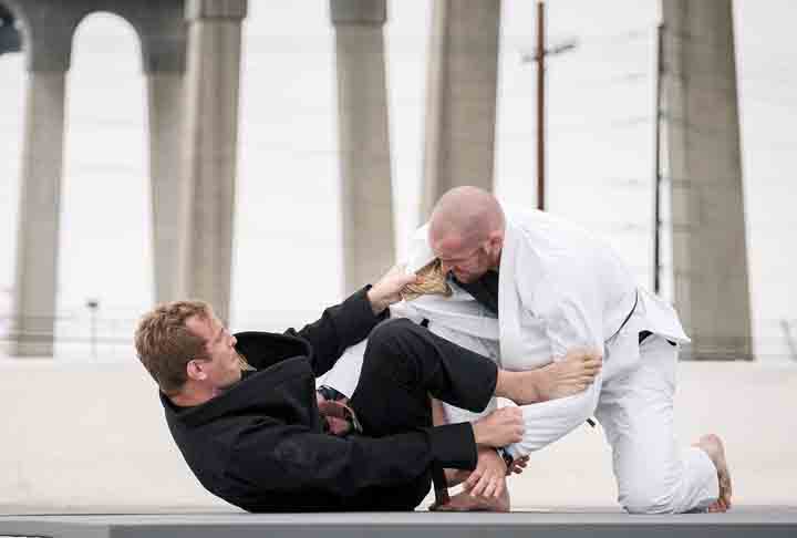 Jiu-jitsu- Desenvolvido no Japão e aperfeiçoado no Brasil no início do século XX. Baseia-se em técnicas de dominância no solo, estrangulamentos e chaves de articulação.