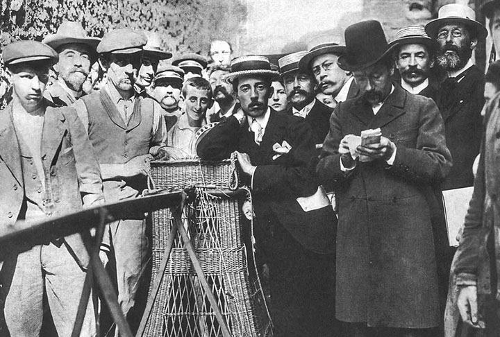 O biógrafo Paul Hoffman escreveu em 2003, no livro Asas da Loucura, que Dumont era gay, com uma timidez feminina. A família negou, assim como quase todos os outros biógrafos do aviador, que o apontam como hetero.