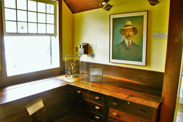 A Encantada é um museu que preserva as invenções que Dumont criou para sua própria estadia. Por exemplo, o chuveiro com água quente, único no Brasil na época. 