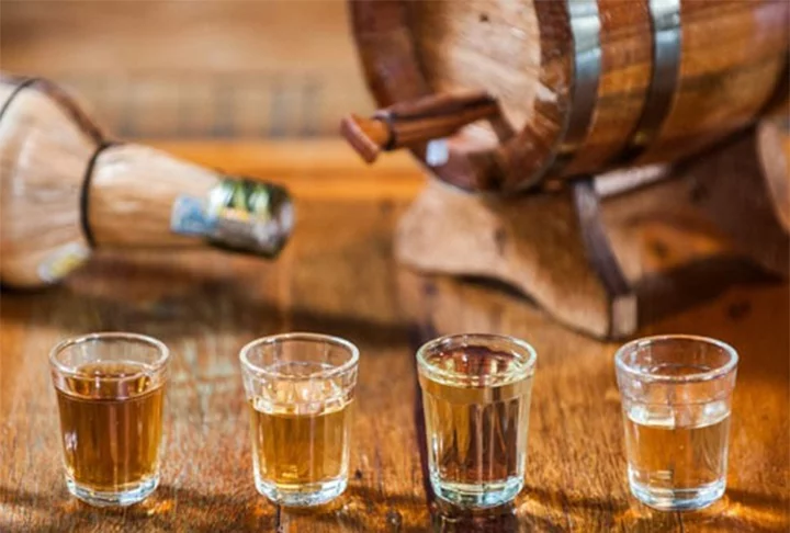 Além de melhorar o aroma e o paladar, o envelhecimento da cachaça  pode modificar a coloração, tornando a bebida 'macia' e atenuando a sensação secante do álcool.