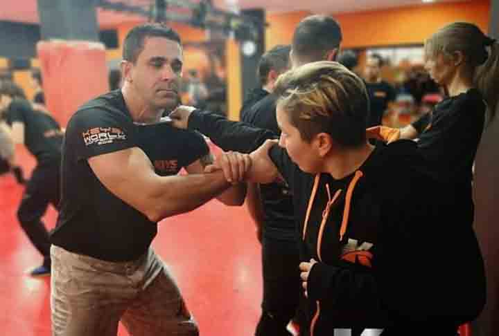 Keysi- Desenvolvido por Justo Dieguez e Andy Norman, como um sistema de autodefesa urbana, baseado em situações reais de combate. Tem movimentos fluidos e naturais, combinando cotoveladas, joelhadas, cabeçadas e golpes de curta distância.