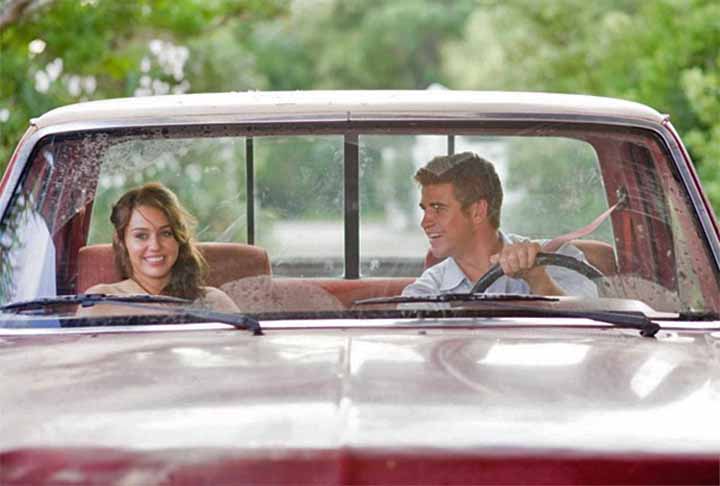 Quem vê atores em cena ou cantores em clipes nem sempre imagina a real estatura que eles têm. Conheça famosos que são mais baixos do que muitos imaginam. Selecionamos alguns que têm menos de 1,70 metro.  