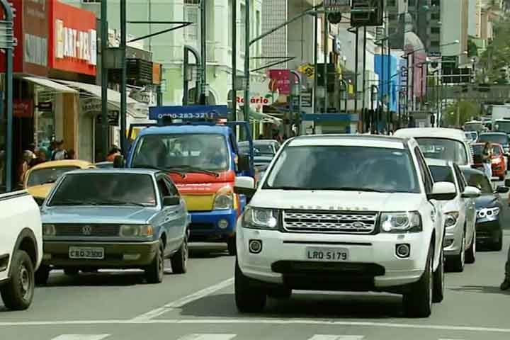 Nos vidros que são fundamentais para a visibilidade do motorista, como o dianteiro, a taxa de visibilidade não pode ser menor de 70%. Antes podia chegar a 75%. 