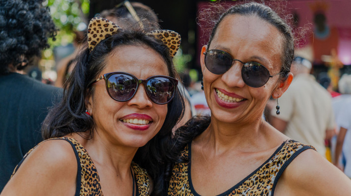 FORTALEZA-CE, BRASIL,  16-02-2025: O tradicional pré-carnaval na Praça Gentilândia, no bairro Benfica. Na foto, Jamile e Janice Menezes, irmãs que se fantasiaram de onça. (Foto: Fernanda Barros/ O Povo) 