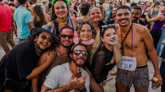 FORTALEZA-CE, BRASIL,  16-02-2025: O tradicional pré-carnaval na Praça Gentilândia, no bairro Benfica. Na foto, Geice Magalhães e seus amigos vestidos com a temática de jogo do bicho. (Foto: Fernanda Barros/ O Povo) 