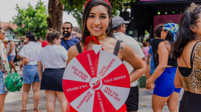 FORTALEZA-CE, BRASIL,  16-02-2025: O tradicional pré-carnaval na Praça Gentilândia, no bairro Benfica. Na foto, Jessyca, que trabalha realizando uma ativação para um empreendimento. (Foto: Fernanda Barros/ O Povo) 