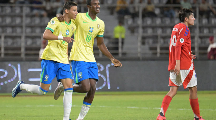 O atacante brasileiro #09 Deivid De Souza comemora com o companheiro de equipe, o atacante brasileiro #19 Ricardo Mathias, após marcar um gol durante a partida da fase final do Campeonato Sul-Americano de Futebol Sub-20 de 2025 entre Brasil e Chile no estádio José Antonio Anzoátegui em Puerto La Cruz, estado de Anzoátegui, Venezuela, em 16 de fevereiro de 2025