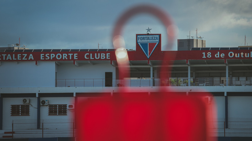 Escudo do Fortaleza no Centro de Excelência Alcides Santos