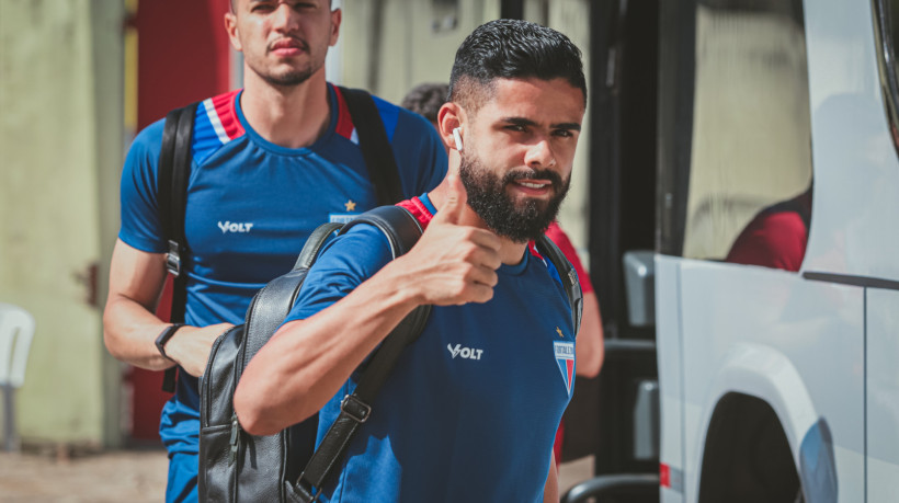 Lateral-esquerdo Felipe Jonatan na chegada ao Estádio Domingão para o jogo Horizonte x Fortaleza pelo Campeonato Cearense 2025