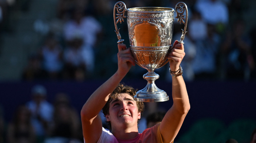 O brasileiro João Fonseca comemora com o troféu após derrotar o argentino Francisco Cerúndolo na final de simples do ATP 250 Argentina Open, em Buenos Aires, em 16 de fevereiro de 2025.