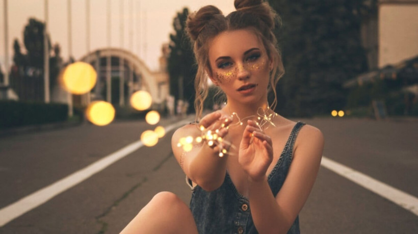 Os penteados trazem mais estilo para o look de Carnaval (Imagem: Anna Demianenko | Shutterstock) 