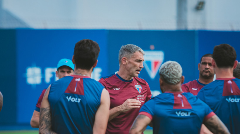 Técnico Vojvoda conversa com jogadores em treino do Fortaleza no Centro de Excelência Alcides Santos
