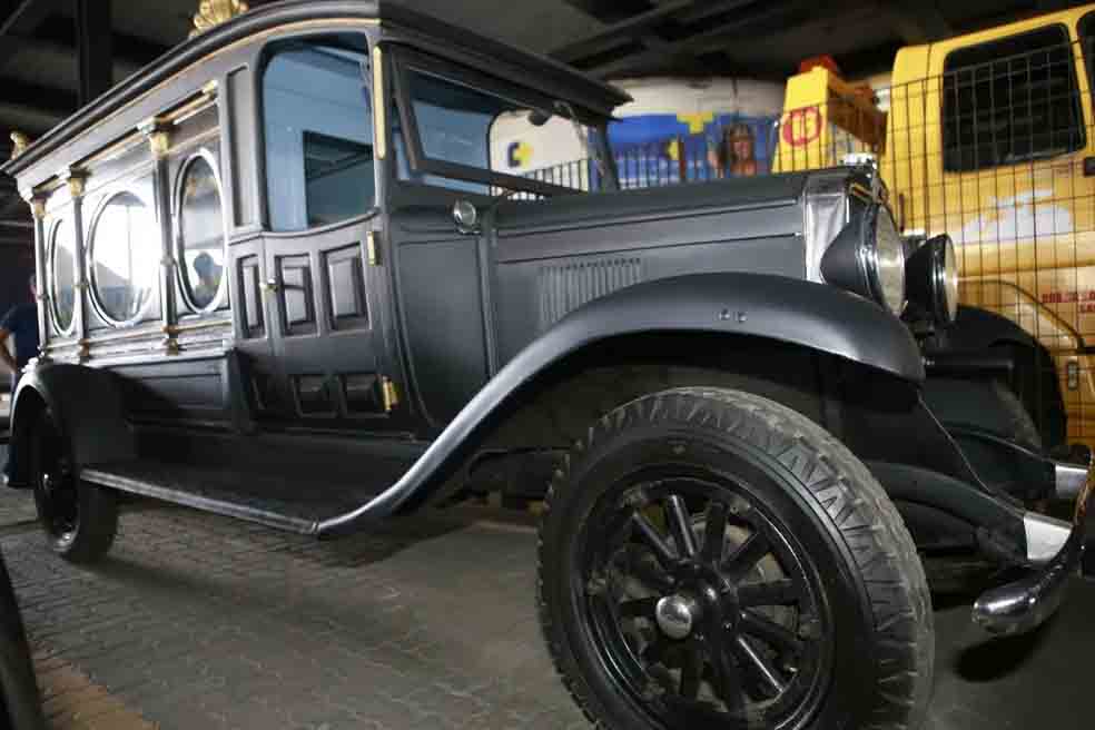 O carro funerário que o transportou até o local do velório permanece na cidade. É um Chevrolet Ramona de 1929, que fica em exposição. 