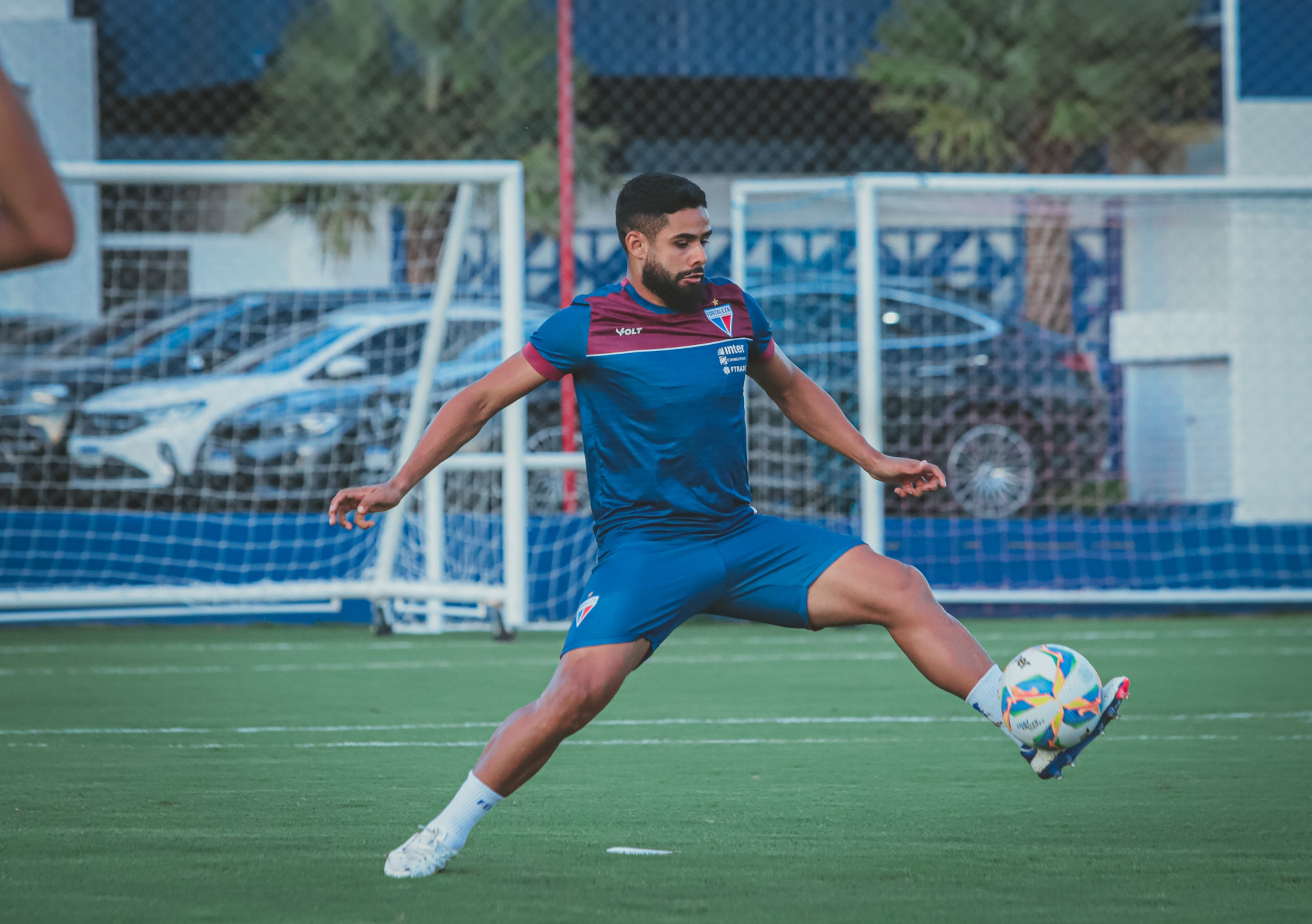 Lateral-esquerdo Felipe Jonatan em treino do Fortaleza no Centro de Excelência Alcides Santos (Foto: Leonardo Moreira/Fortaleza EC)