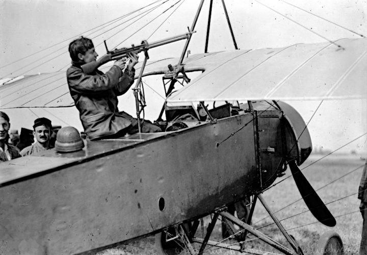 Em julho de 1914, começou a I Guerra Mundial. Em agosto, a França - onde ele vivia - foi invadida por tropas do Império Alemão. 