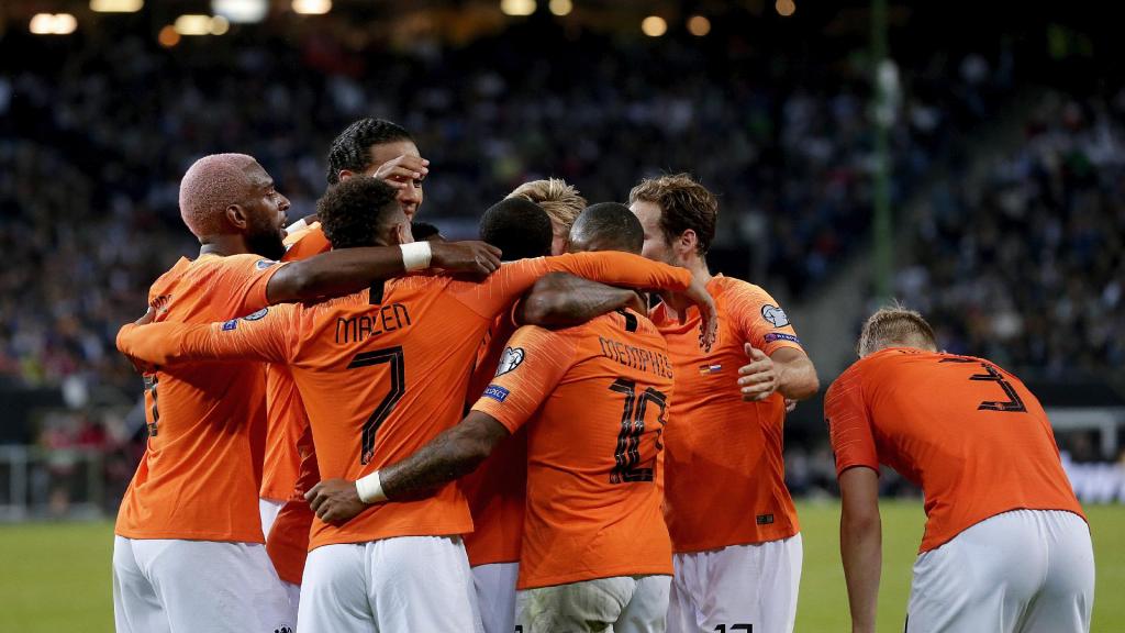 Mundialmente, a Holanda também ficou popular por sua seleção de futebol. Embora nunca tenha conquistado a Copa do Mundo - foi três vezes vice-campeã -, a equipe virou referência em inovações táticas, especialmente com a chamada “Laranja Mecânica”, no Mundial de 1974, na Alemanha. Johan cruyff, ex-jogador e técnico morto em 2016, foi uma das personalidades mais influentes da história da modalidade. 
