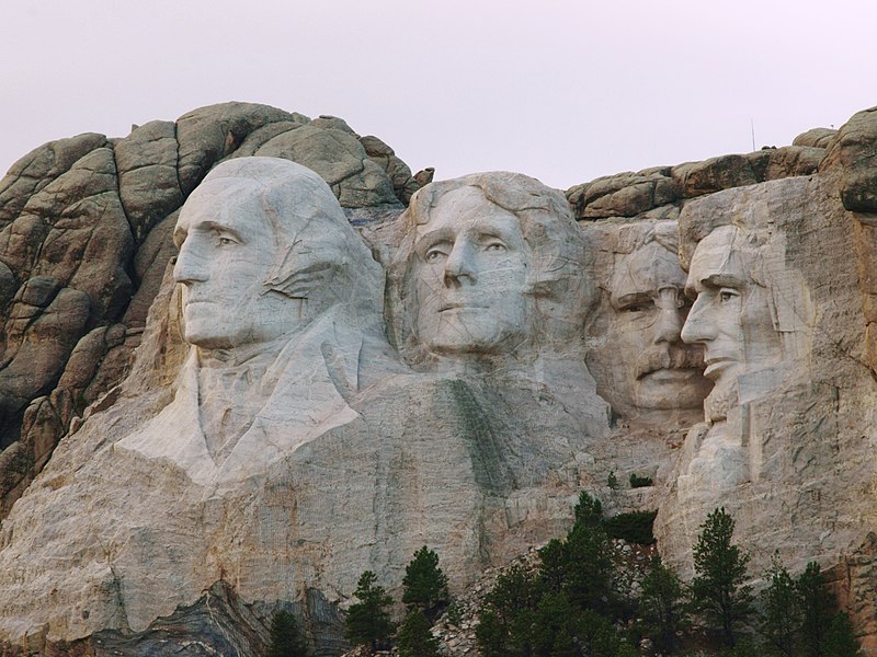 Chamado de “Montanha dos Seis Avôs”, o local era cenário de homenagens aos ancestrais de diversos desses povos, como os Apaches, os Sioux e os Kiowa. 
