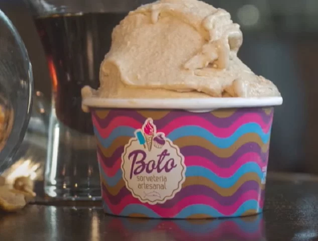 Além dos refrigerantes, o guaraná também é utilizado em diversos outros produtos industrializados, como sorvetes, cosméticos, fármacos e até mesmo no artesanato.