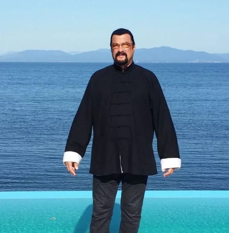 Além da autodefesa, o praticante de Aikido busca o desenvolvimento físico, mental e espiritual.  O ator Steven Seagal, hoje afastado do cinema e treinando soldados na Rússia, é mestre nessa arte. 