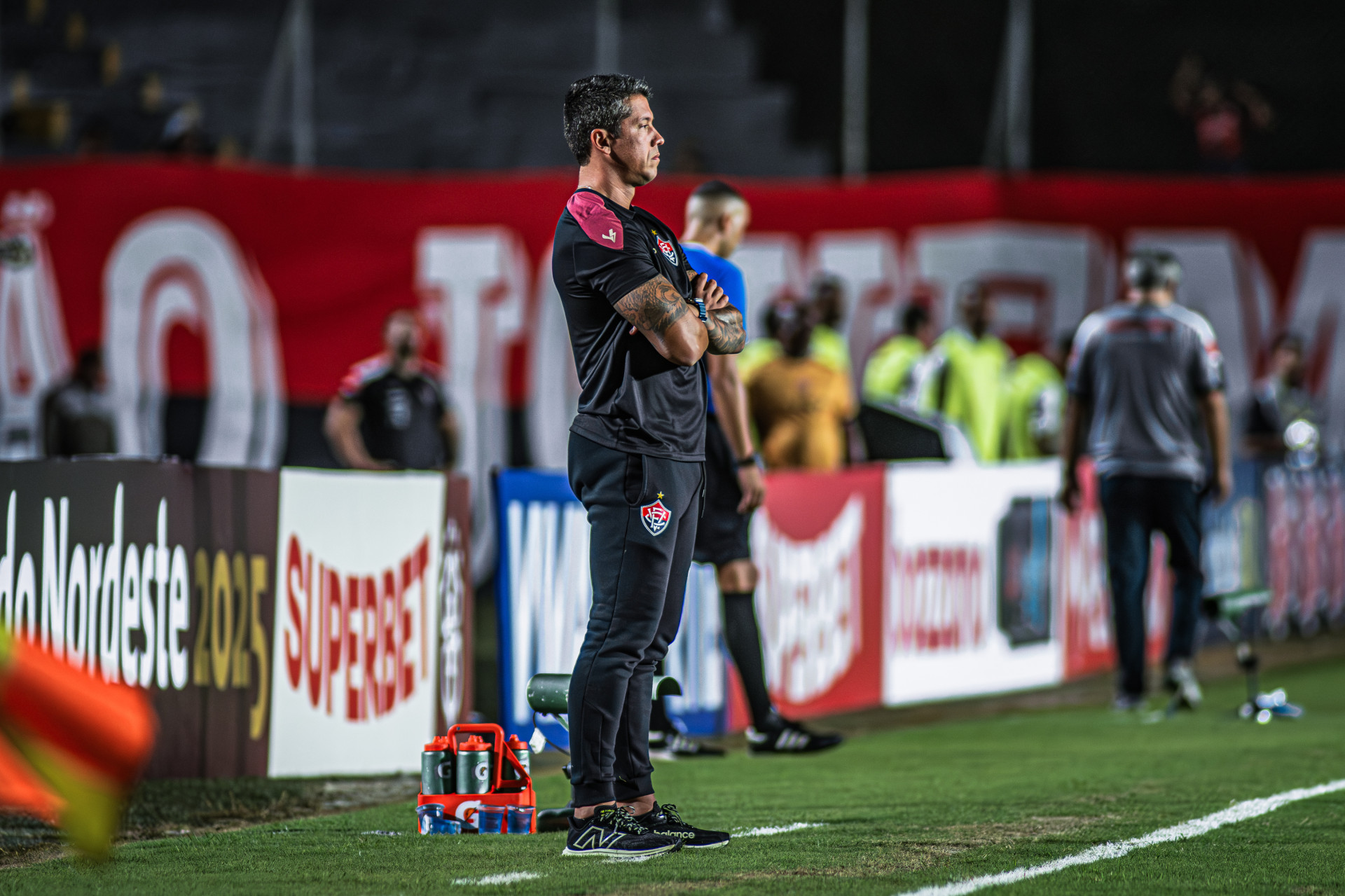 Técnico Thiago Carpini no jogo Vitória x Ferroviário, no Barradão, pela Copa do Nordeste 2025