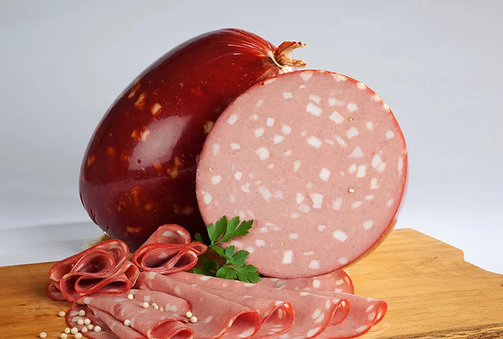 Quando se fala em complementos para sanduíches, logo se pensa em queijo, presunto, etc. Uma dessas delícias que satisfazem o paladar de muitas pessoas é a deliciosa mortadela. 