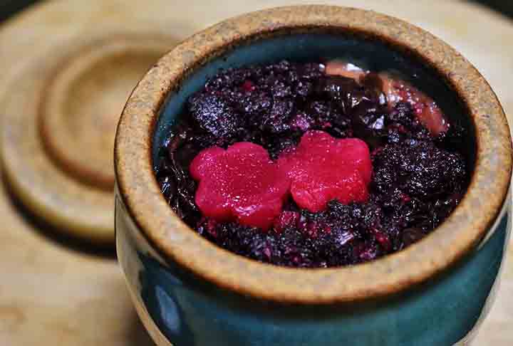 Embora a ameixa seja um alimento extremamente benéfico, é importante consumi-la com moderação, pois sua versão seca possui um teor calórico mais elevado devido à concentração de açúcares. 