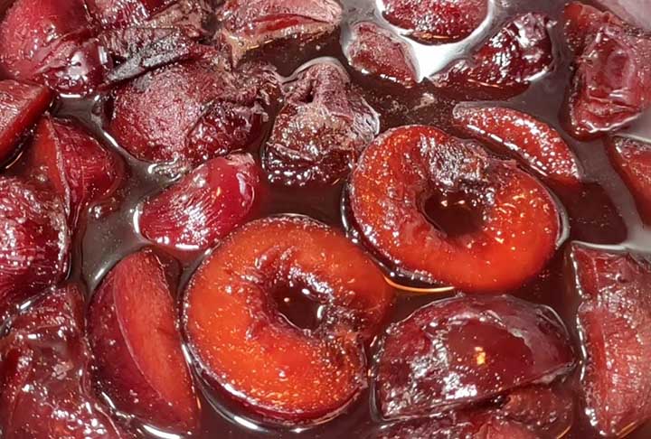 Além disso, seu consumo pode ser benéfico para a saúde cardiovascular, uma vez que a ameixa contém potássio, um mineral essencial para a redução da pressão arterial. 