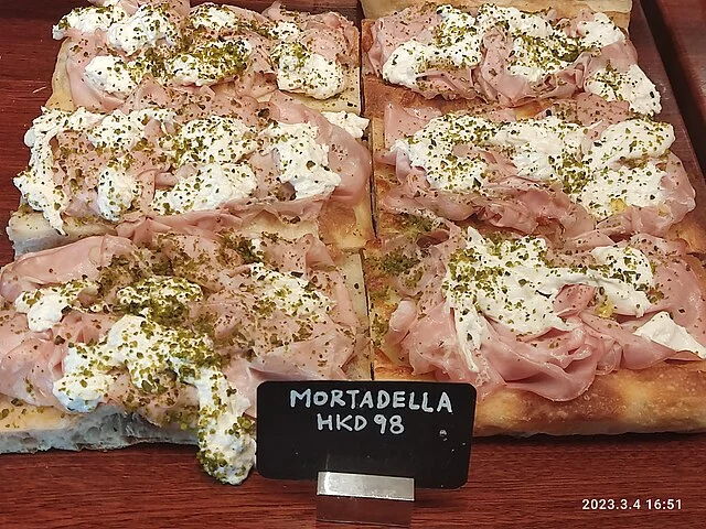 Além de recheios de sanduíches, a mortadela é usada em tortas, pastéis, saladas e até como cobertura de pizzas.
