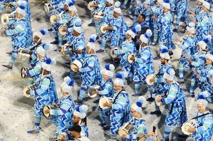 Acadêmicos de Niterói - A azul e branca de Niterói levará a festa junina para a Sapucaí, com o enredo Vixe Maria. Será a penúltima escola a desfilar no sábado.