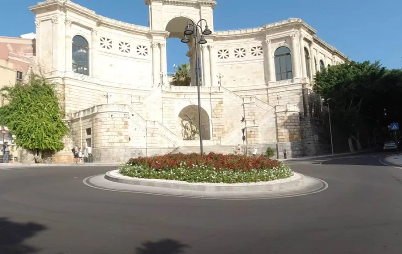 A cidade abriga monumentos antigos, como o anfiteatro romano do século II, esculpido na rocha, e o Bastione San Remy, de onde se tem uma vista panorâmica impressionante da cidade e do mar.