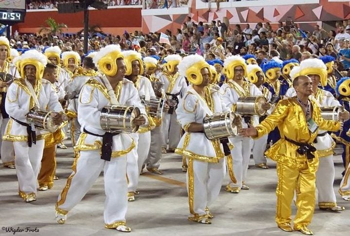 União da Ilha - Direto da Ilha do Governador, a escola que tem as cores azul, branco e vermelho terá como tema BA-DER-NA! Maria do Povo, sobre a história da bailarina italiana Marietta Baderna. Fecha os desfiles de sexta.