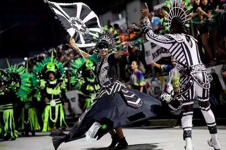 Botafogo - Criada em 2018, a escola abrirá os desfiles, na sexta-feira (28/2), às 21h. O enredo Uma Gloriosa História em Preto e Branco contará a história do Botafogo de Futebol e Regatas.