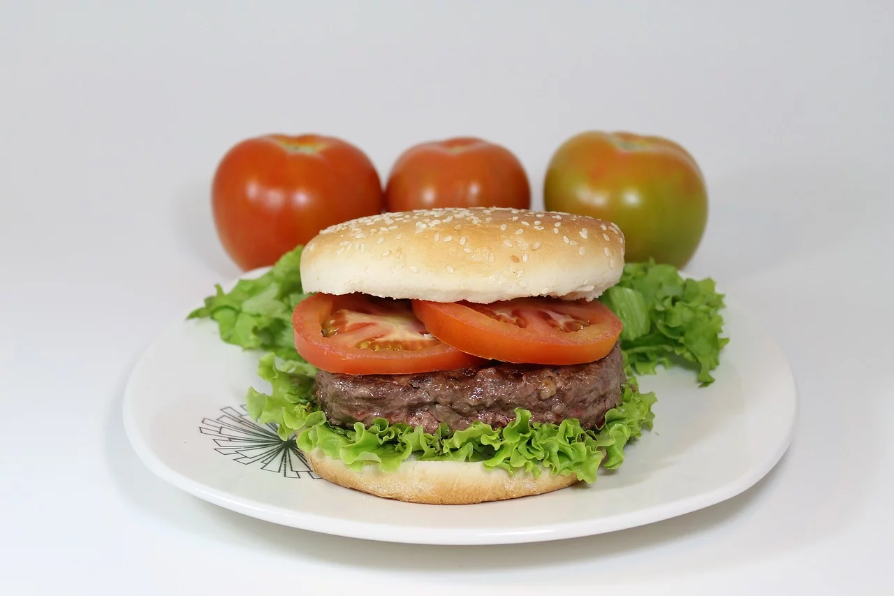 Ao lado do tomate, a alface também aparece, com frequência, em sanduíches, que levam hamburguer, frango ou peixe. Os tipos desta hortaliça são: americana, crespa, lisa, romana, mimosa e roxa, que traz uma cor diferente ao prato.