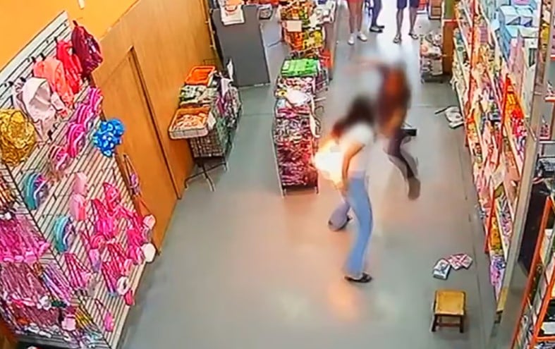 Dois episódios de explosão de celular no Brasil viralizaram nas redes sociais e geraram alertas sobre riscos que podem ser evitados. Em Anápolis, Goiás, o aparelho pegou fogo quando uma mulher fazia compras em um mercado. Com queimaduras, ela precisou receber atendimento hospitalar. 
