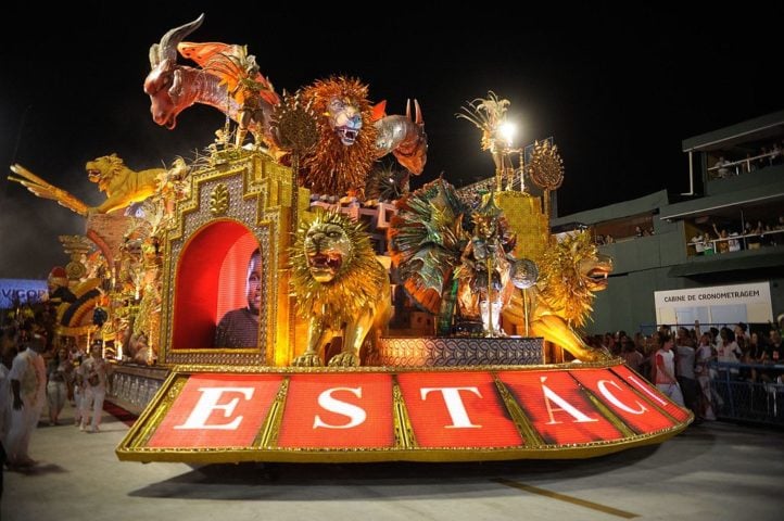 Estácio de Sá - Uma das escolas mais tradicionais do Rio de Janeiro, a Estácio de Sá é a 5ª a desfilar, sob o tema O Leão se Engerou em Encantado Amazônico.