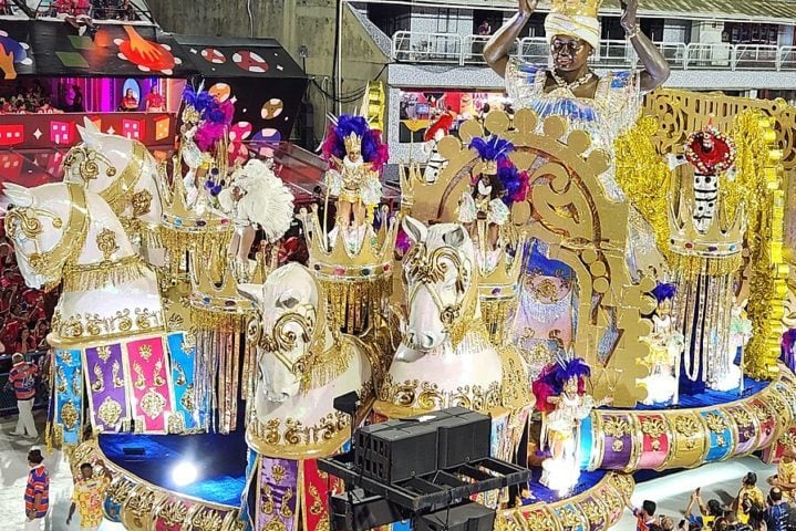 União de Maricá - O Cavalo de Santíssimo e a Coroa do Seu 7 será o enredo da 6ª escola da sexta-feira, que tem as cores vermelho, branco e ouro.